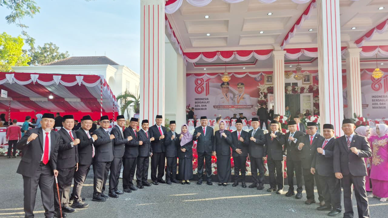 : Kepala Dinas Sosial, Kependudukan dan Pencatatan Sipil (Dinsosdukcapil) Provinsi Gorontalo bersama sejumlah pejabat seusai upcara HUT RI di rudis Gubernur Gorontalo. (foto Owan)