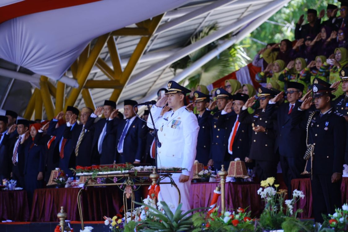 : Bupati Pangkep Muhammad Yusran Lalogau berdiri sebagai inspektur upacara saat memimpin peringatan detik-detik Proklamasi Kemerdekaan RI dalam rangka HUT ke-81 RI di Alun-alun Citra Mas Pangkep, Senin (17/8/2026). (Istimewa)