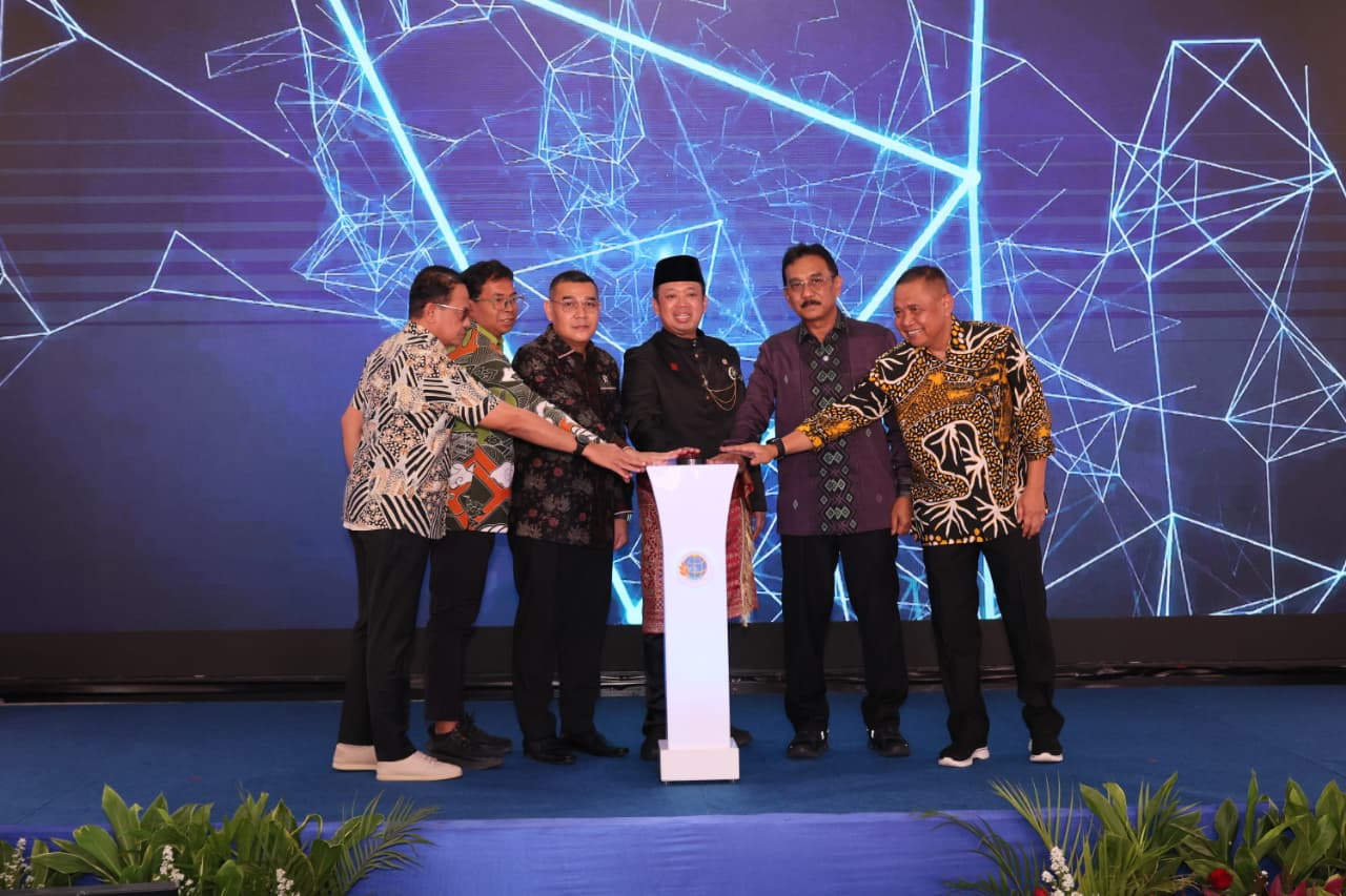 : Peluncuran tiga transformasi tersebut ditandai dengan penekanan tombol oleh Menteri ATR/Kepala BPN, didampingi Wakil Menteri ATR/Wakil Kepala BPN, Ossy Dermawan; Sekretaris Jenderal ATR/BPN, Dalu Agung Darmawan; Inspektur Jenderal ATR/BPN, Pudji Prasetijanto Hadi; Direktur Jenderal Penetapan Hak dan Pendaftaran Tanah (Dirjen PHPT), Asnaedi; serta Dirjen Survei dan Pemetaan Pertanahan dan Ruang (SPPR), Virgo Eresta Jaya./Foto Humas Kementerian ATR/BPN