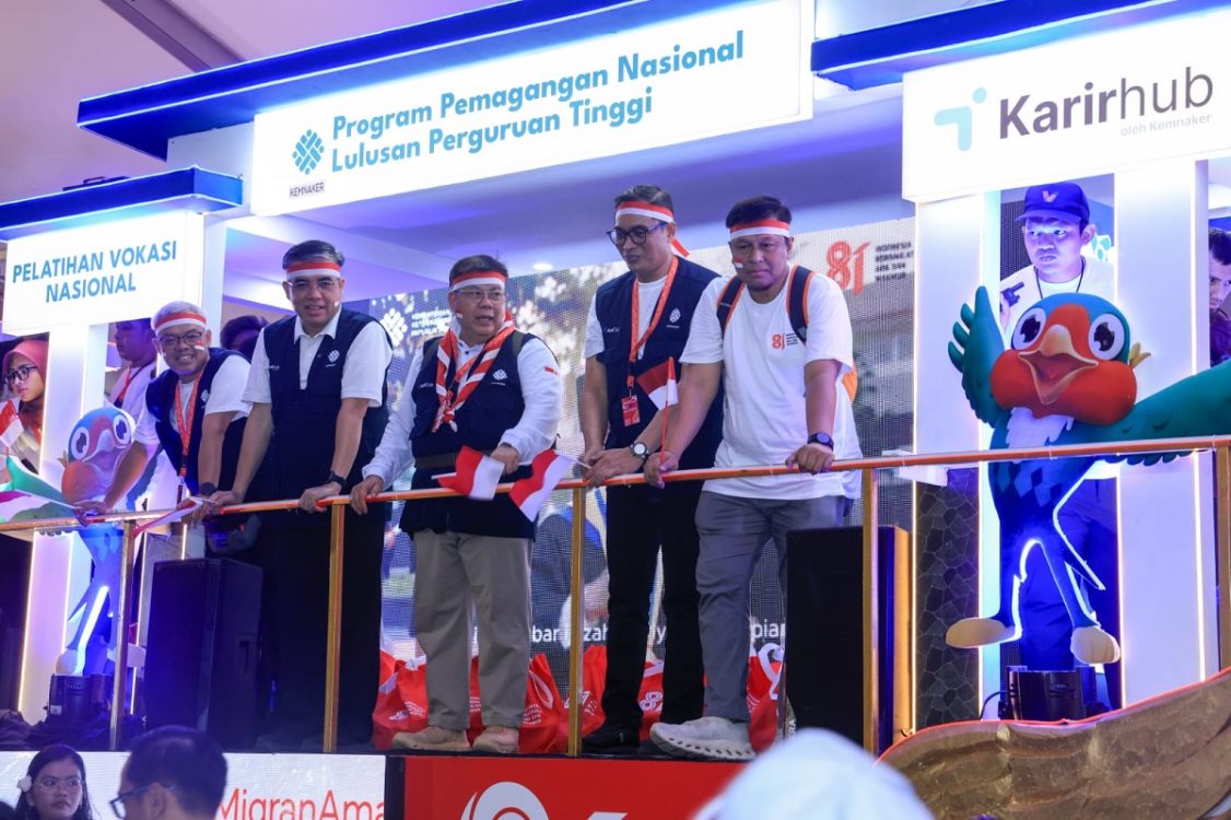 : Menteri Ketenagakerjaan (Menaker) Yassierli dalam rangkaian peringatan HUT ke-81 Kemerdekaan Republik Indonesia melalui kegiatan karnaval di Jakarta, Senin malam (17/8/2026). (Foto: Dok Kemnaker)