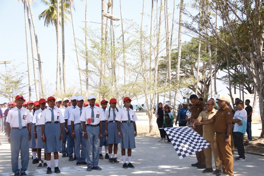 : Panitia melepas peserta lomba gerak jalan kategori pelajar dalam rangka Semarak Hari Ulang Tahun (HUT) Ke-81 Kemerdekaan Republik Indonesia di Pantai Waisai Torang Cinta (WTC), Waisai, Selasa (11/8/2026)/ (MC Raja Ampat/Sarkasi Liau).