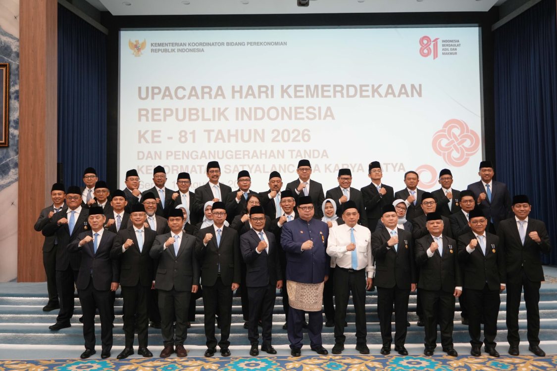 : Para pejabat Kemenko Perekonomian usai Upacara Peringatan HUT ke-81 Kemerdekaan RI di lingkungan Kemenko Perekonomian yang dipimpin oleh Menteri Koordinator (Menko) Bidang Perekonomian, Airlangga Hartarto di Jakarta, Senin (17/8/2026). (Dok. Kemenko Perekonomian)