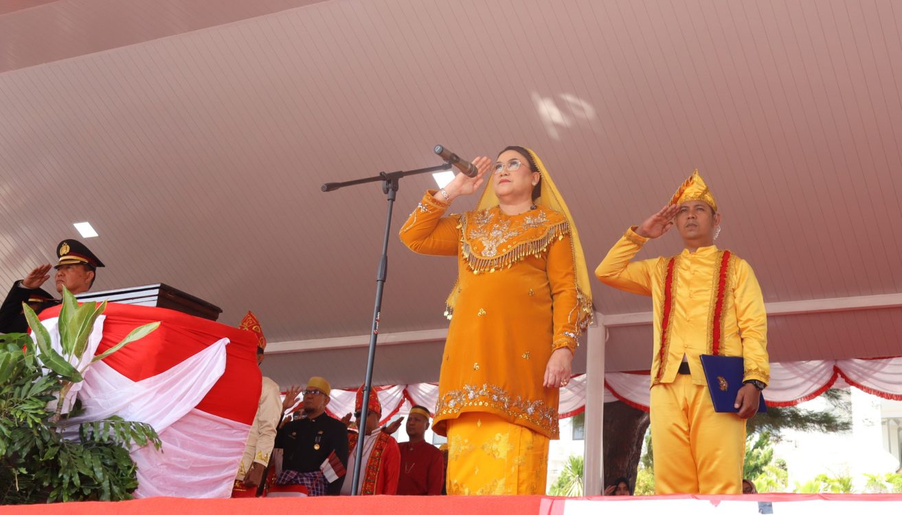 : Bupati Donggala Vera Elena Laruni mengikuti Upacara Peringatan HUT ke-81 Kemerdekaan Republik Indonesia di Lapangan Kantor Bupati Donggala, Senin (17/8/2026). (Foto: Asri Arif, dok. Kominfo Donggala).