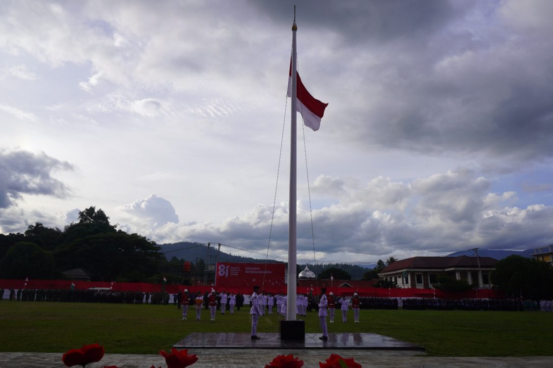 : Penurunan Bendera Merah Putih pada rangkaian peringatan HUT ke-81 Kemerdekaan Republik Indonesia di Lapangan Pancasila, Blangkejeren, Kabupaten Gayo Lues, Senin (17/8/2026). (Foto: Diskominfo/GL)