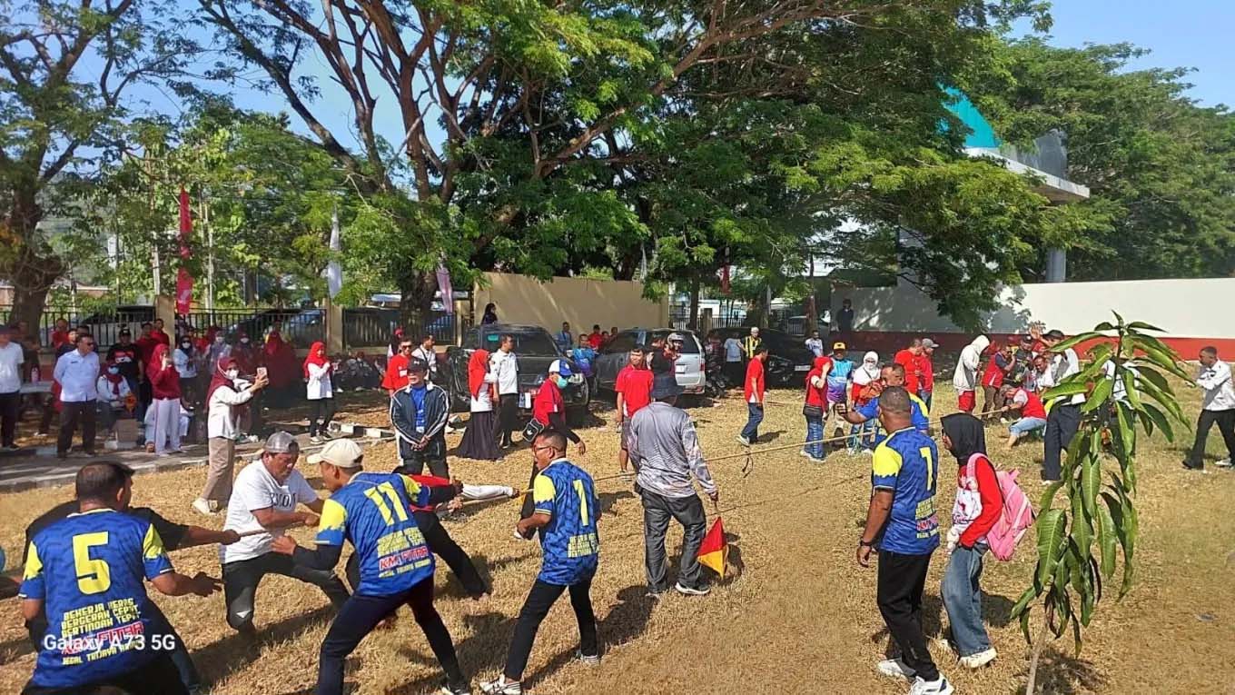 : Lomba Tarik Tambang dalam rangka Semarak HUT-81 Proklamsi Kemerdekaan Indonesia (Foto Anna)