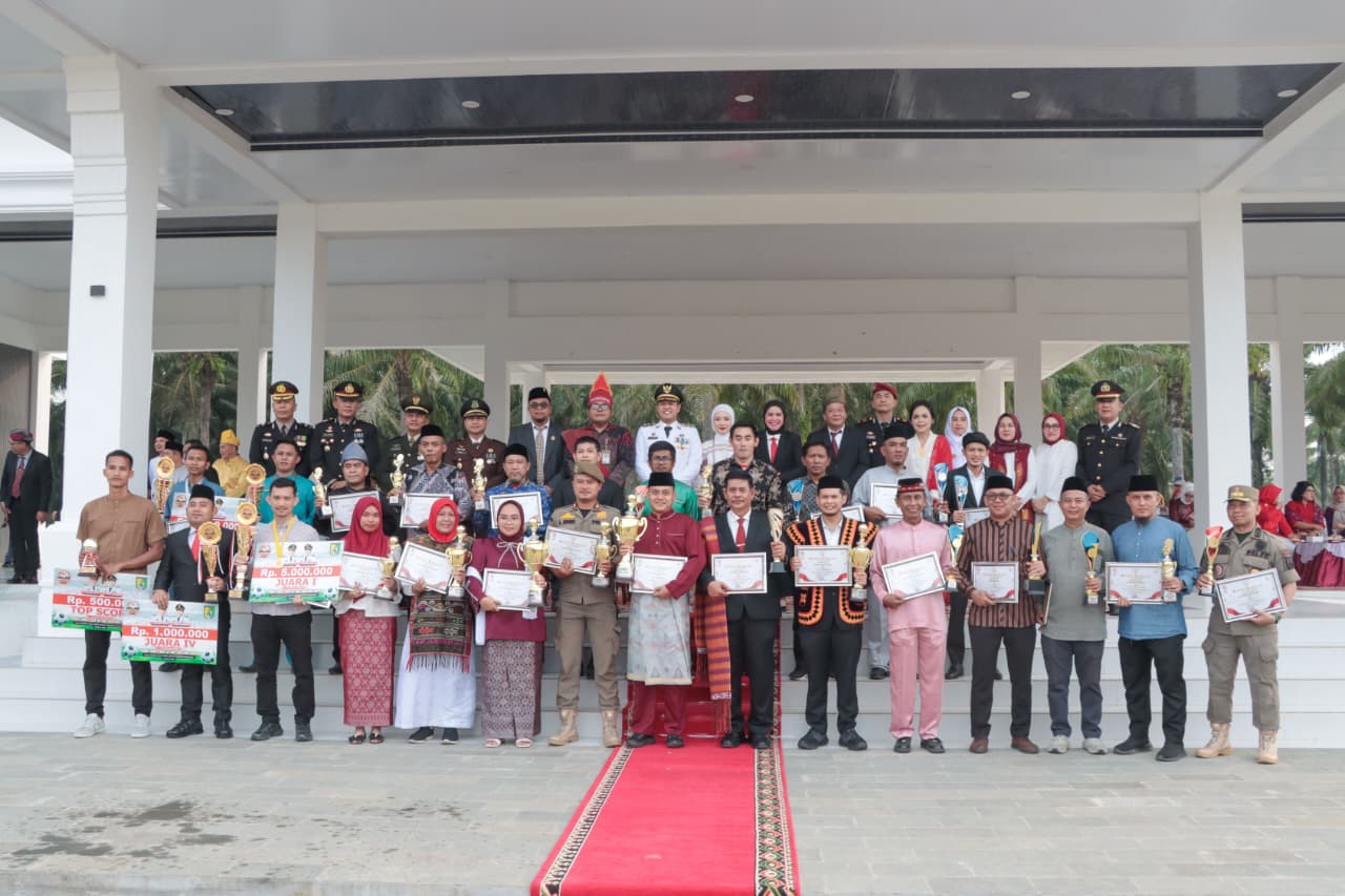 : Penyerahan hadiah kepada para pemenang berbagai perlombaan antarinstansi usai Upacara Penurunan Bendera Merah Putih dalam rangka HUT ke-81 Kemerdekaan RI di Alun-Alun Sergai, Senin (17/8/2026)/ MC Sergai.