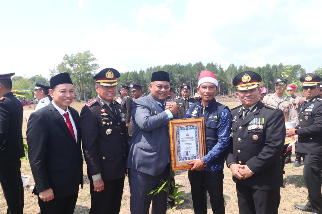 : Wakil Bupati Siak, Syamsurizal menyerahkan piagam penghargaan kepada salah seorang ASN di Kecamatan Sungai Apit, Senin (17/8/2026)/ (Rio Dokpim).