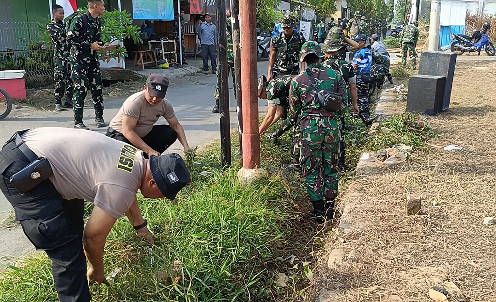 : Sejumlah anggota TNI dan Polri memeriahkan HUT Ke-81 RI dan HUT Ke-76 Kodam IV/Diponegoro, dengan karya bakti membersihkan rumput di Kelurahan Kasepuhan, Kabupaten Batang.