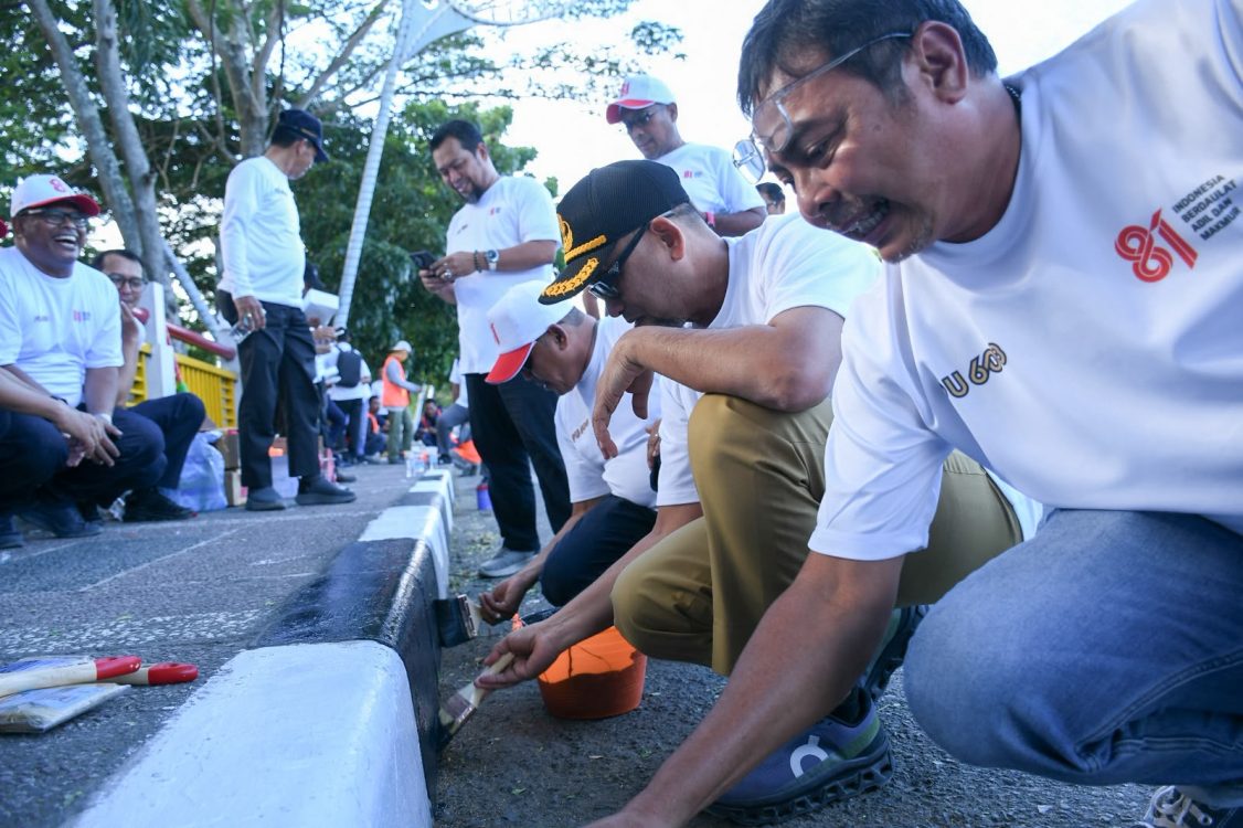 : Sekretaris Daerah (Sekda) Kota Banda Aceh, Jalaluddin turun langsung dalam kegiatan penataan kerb jalan serta pembersihan area pedestrian di sepanjang Jembatan Pango.