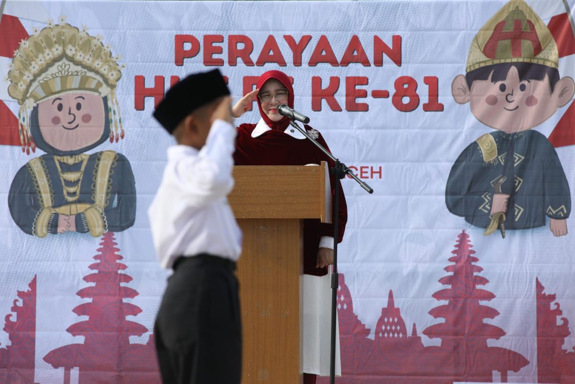 : Wali Kota Banda Aceh, Illiza Sa’aduddin Djamal, menjadi pembina upacara peringatan HUT ke-81 Kemerdekaan RI. Upacara dipandu Relawan ASN Mengajar Chapter Aceh bersama komunitas Taman Edukasi Anak Cerdas.