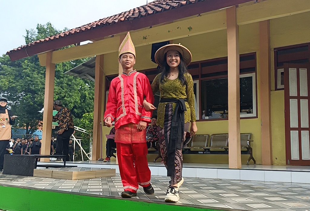 Karnaval Kostum Unik Warnai Perayaan Dies Natalis ke-46 SMPN 4 Batang