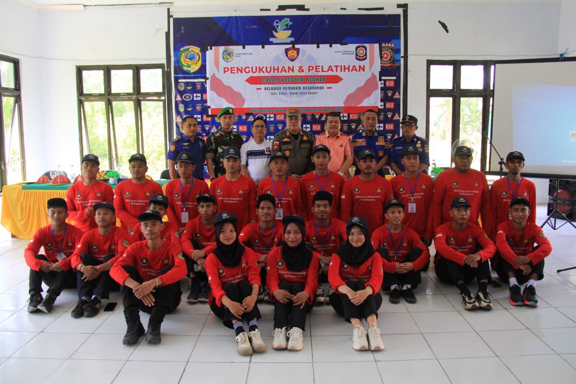 Wakil Bupati Parigi Moutong Resmikan 23 Anggota Relawan Pemadam Kebakaran