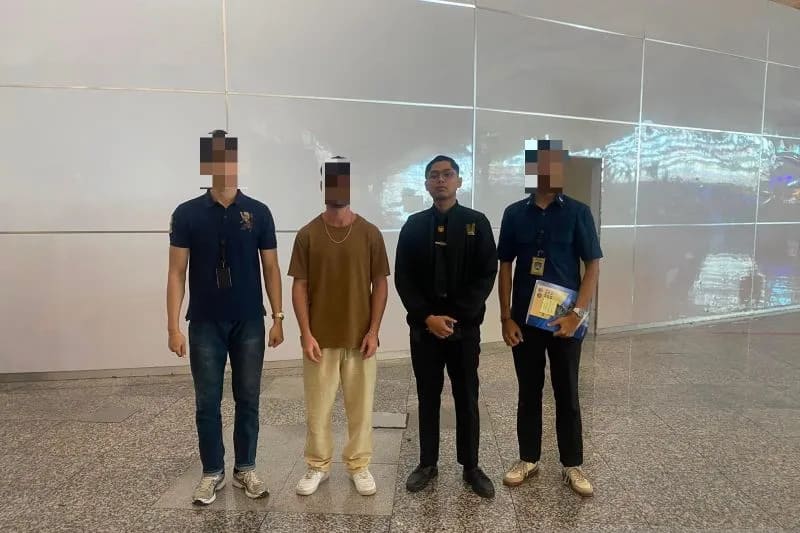 : Petugas Imigrasi bersama tim Intelijen dan Penindakan Imigrasi Ngurah Rai mengawal deportasi WNA asal Lithuania berinisial BR (kedua kiri) yang menyalahgunakan izin tinggal berupa visa bisnis namun menjual jasa wisata khusus turis berpaspor Israel di Bandara Ngurah Rai, Kabupaten Badung, Bali, Kamis (13/8/2026). (ANTARA/HO-Imigrasi Ngurah Rai)