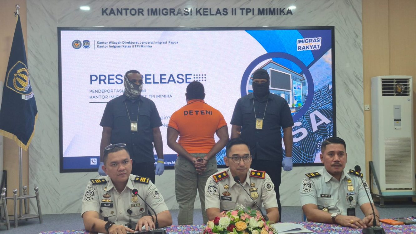 : Kepala Kantor Imigrasi Kelas II TPI Mimika Thomas Aries Munandar (depan tengah) memberikan keterangan tentang pendeportasian terhadap BAN alias RA (berdiri tengah) di Kantor Imigrasi Kelas II TPI Mimika di Timika,Selasa (11/8/2026). (ANTARA/Marselinus Nara)