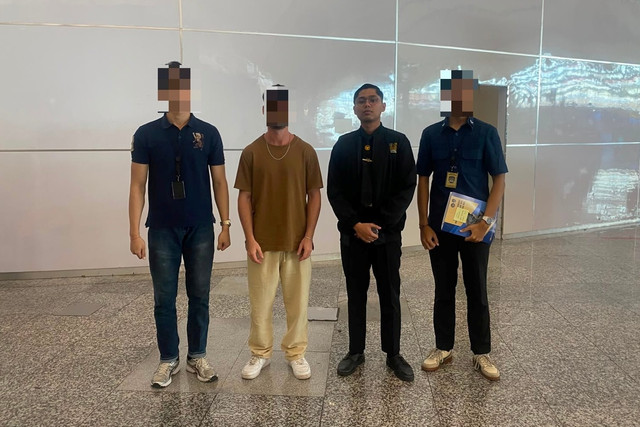 : Seorang pria berkelahiran Israel berinisial BR dideportasi dari Bandara Ngurah Rai, Bali, Jumat (14/8/2026). Foto: Ditjen Imigrasi