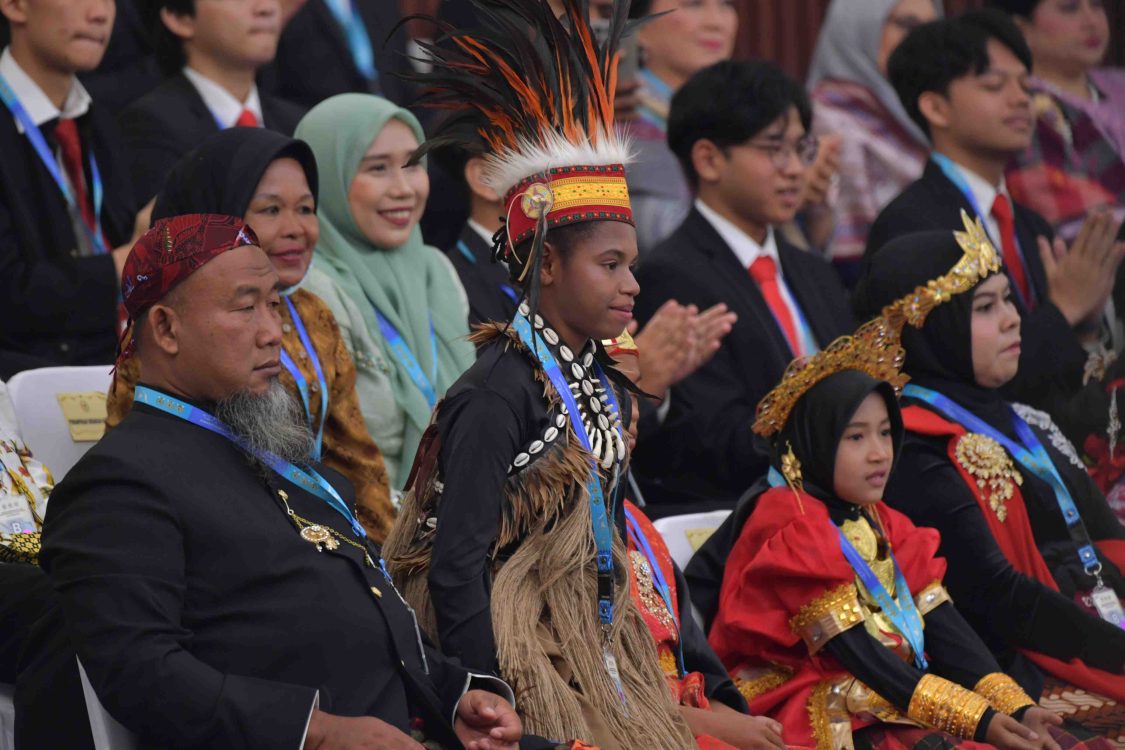 : Sejumlah penerima manfaat program prioritas pemerintah menghadiri Sidang Tahunan MPR RI dan Sidang Bersama DPD-DPR RI Tahun 2026 di Kompleks Parlemen, Senayan, Jakarta, Jumat (14/8/2026). Sidang Tahunan MPR RI 2026 tidak hanya menghadirkan pimpinan lembaga negara dan para pejabat tinggi, tetapi juga membawa cerita warga yang merasakan langsung dampak berbagai program pemerintah. (Foto: Amiriyandi/InfoPublik)