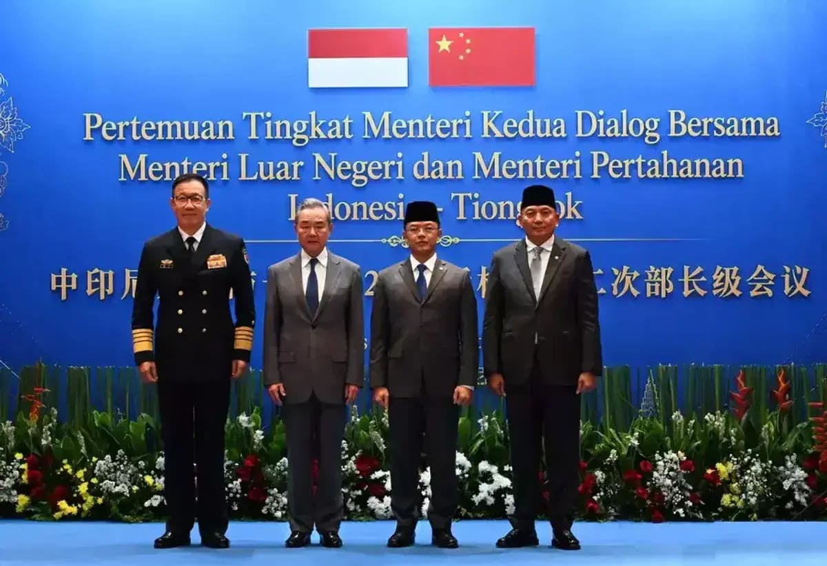 : Menteri Luar Negeri RI Sugiono (kedua kanan), Menteri Pertahanan RI Sjafrie Sjamsoeddin (kanan), Menteri Luar Negeri RRT Wang Yi (kedua kiri), dan Menteri Pertahanan RRT Dong Jun (kiri) berfoto bersama dalam Pertemuan ke-2 Mekanisme Dialog 2+2 Menteri Luar Negeri dan Menteri Pertahanan antara Indonesia dan Tiongkok di Kementerian Luar Negeri RI, Jakarta, Jumat (21/8/2026). (ANTARA/Cindy Frishanti)