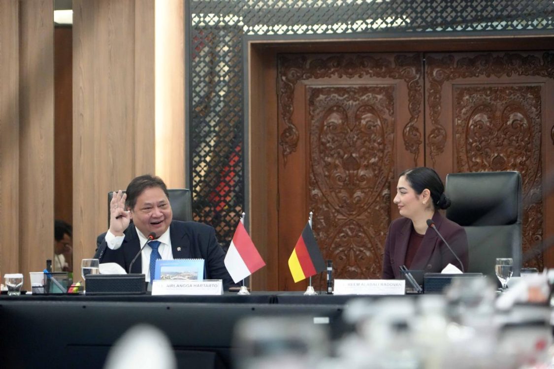 : Menteri Koordinator Bidang Perekonomian Republik Indonesia, Airlangga Hartarto dalam Konferensi Pers usai pertemuan dengan Menteri Federal untuk Kerja sama Ekonomi dan Pembangunan Jerman, Reem Alabali Radovan beserta rombongan delegasi bisnis yang bertajuk Indonesia-Germany Economic Partnership: Strengthening Partnership, Investment and Future Cooperation, di Jakarta, pada Kamis (20/8/2026). (Dok. Kemenko Perekonomian)