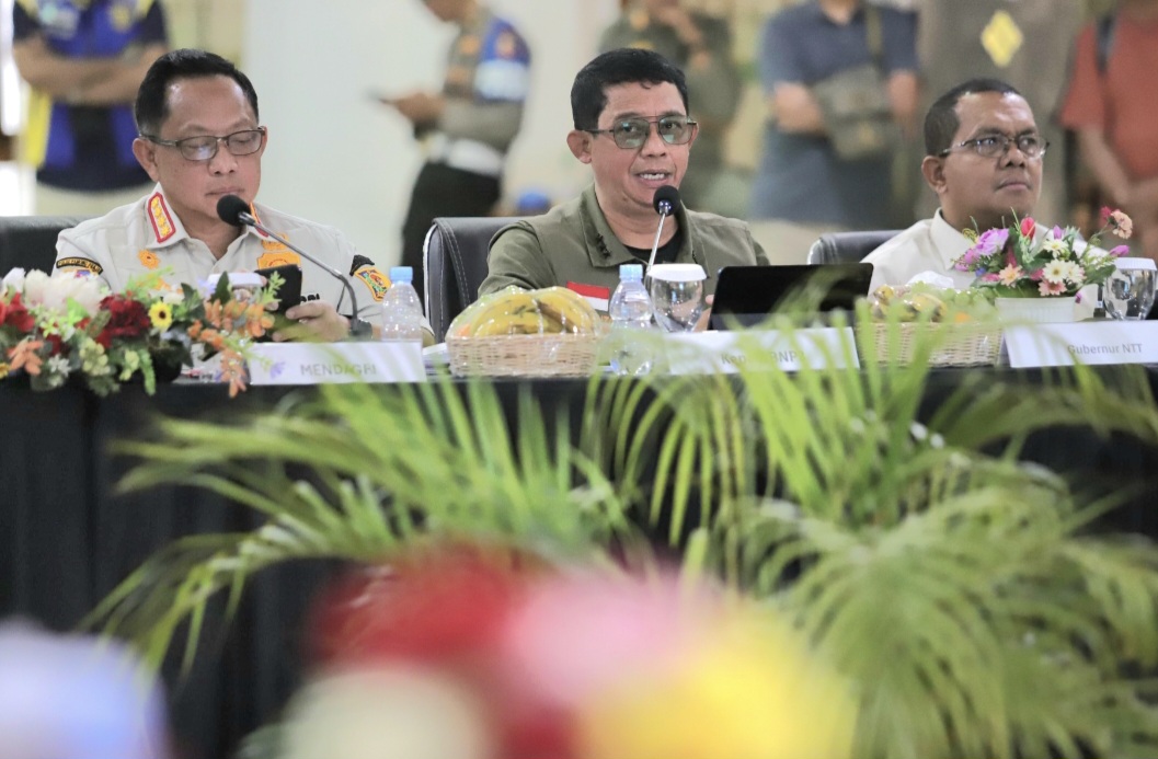 : Kepala Badan Nasional Penanggulangan Bencana (BNPB) Letjen TNI Suharyanto (tengah) dalam rapat koordinasi bersama jajaran kementerian/lembaga dan pemerintah daerah di Kantor Bupati Manggarai Barat, NTT, Minggu (16/8/2026). (Dok. BNPB).