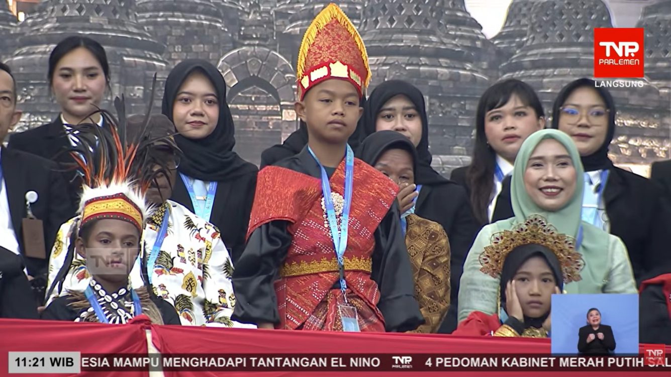 : Muhammad Risky Pratama, 12 tahun, siswa Sekolah Rakyat Menengah Pertama 2 Medan, salah satu dari delapan penerima manfaat program prioritas pemerintah yang hadir dalam Sidang Tahunan MPR RI dan Sidang Bersama DPD-DPR RI Tahun 2026 di Kompleks Parlemen, Senayan, Jakarta, Jumat (14/8/2026). Foto: Tangkapan Layar TV Parlemen