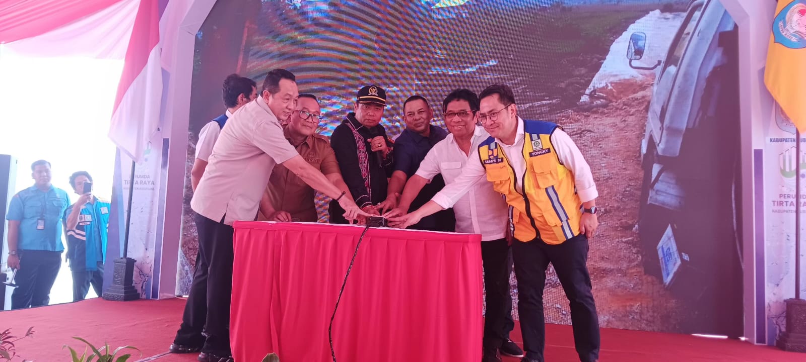 : Bupati Kubu Raya Sujiwo bersama Ketua, serta anggota Komisi V DPR RI membunyikan sirine menandai dimulainya pekerjaan proyek, pembangunan Peningkatan Pengelolahan Air (IPA) dan Sistem Penyediaan Air Minum (SPAM) senilai Rp 89miliar di kegiatan Ground Breaking IPA 2 x 50 LPS desa Arang Limbung Sungai Raya Senin, (24/8/2026). (foto:ird/diskominfokkr)