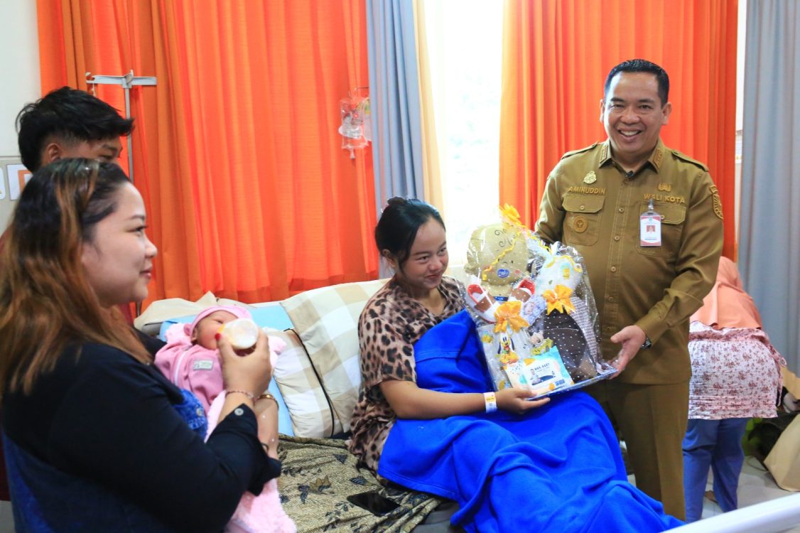 : Di Kota Probolinggo 10 Bayi Lahir Tepat di Peringatan HUT RI, Wali Kota Aminuddin Berikan Tali Asih. (Istimewa)