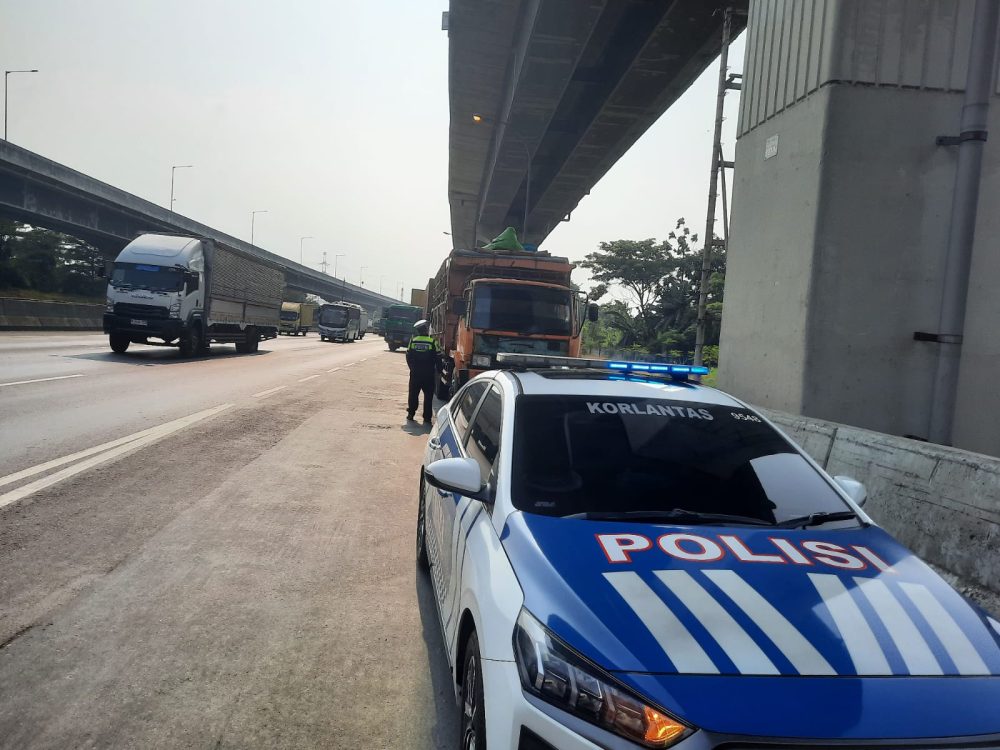 Jaga Akses Rest Area Tetap Lancar, PJR Cikampek Tertibkan Kendaraan di KM 39 A dan KM 19 A