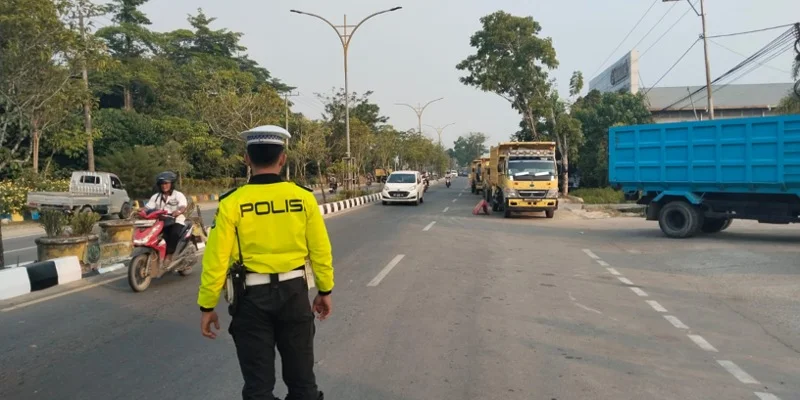 Jaga Ketertiban Antrean SPBU, Satlantas Bulungan Sosialisasi Pengendara di Tanjung Selor