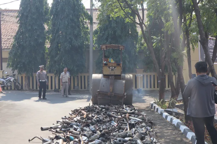 Jaga Ketertiban dan Kenyamanan Masyarakat, Polres Majalengka Musnahkan 1.356 Knalpot Brong Hasil Penindakan