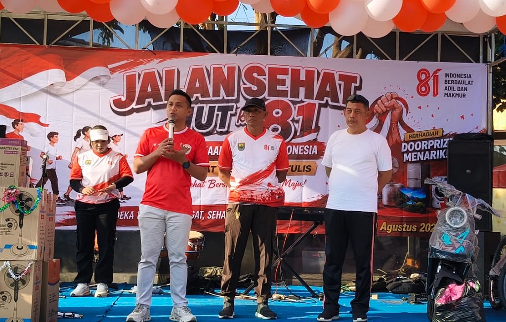 : Plt Camat Tulis Batang M. Yasin (baju merah), memberikan sambutan dalam rangka Jalan Sehat Memperingati HUT Ke-81 RI di Kecamatan Tulis, Kabupaten Batang.