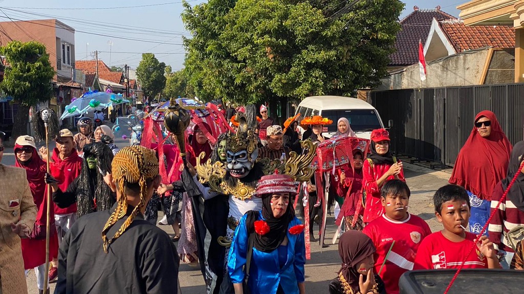 : Jalan sehat di Batang dimeriahkan berbagai macam kostum.