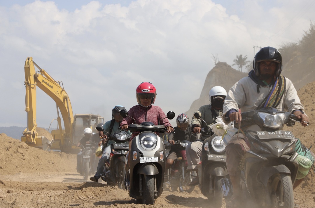 : Sejumlah pengendara sepeda motor melintas jalur Trans Flores yang sebelumnya tertutup material longsor akibat gempa M 7,7 Flores di Kabupaten Ende, Kamis (20/8/2026). (Dok. BNPB).