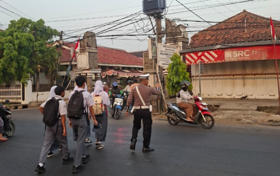 Jam Sibuk Pagi, Satlantas Purwakarta Siaga Atur Arus dan Bantu Pelajar Menyeberang