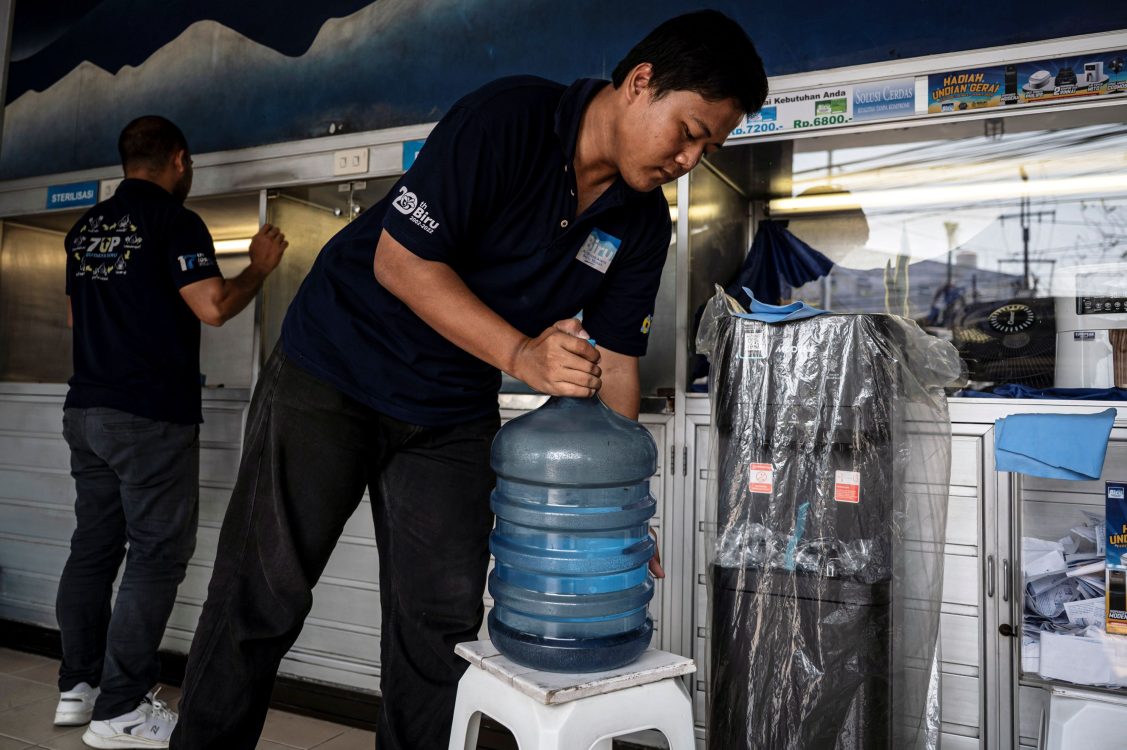 : Pekerja membersihkan galon usai diisi ulang dengan air minum di depot air minum isi ulang kawasan Pedurungan, Semarang, Jawa Tengah, Rabu (29/7/2026). Kementerian Perdagangan mewajibkan seluruh pelaku usaha depot air minum isi ulang (Damiu) untuk memenuhi sejumlah persyaratan diantaranya memiliki Nomor Induk Berusaha (NIB) dan menggunakan sumber air baku berizin guna meningkatkan kepatuhan pelaku usaha serta menjamin keamanan air minum yang dikonsumsi masyarakat. ANTARA FOTO/Aprillio Akbar/hma