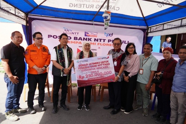 : Pemerintah Provinsi Jawa Timur bersama Bank Jatim menyalurkan bantuan sosial bagi masyarakat yang terdampak bencana alam di Provinsi Nusa Tenggara Timur (NTT). - Foto: Mc.Jatim