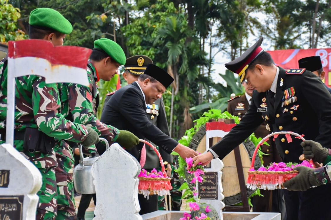 : Kepala Dinas Komunikasi, Informatika dan Persandian Kabupaten Bireuen, M. Zubair, saat kunjungan ke Taman Makam Pahlawan (TMP) Bireuen di Gampong Geulumpang Payong, Kecamatan Jeumpa, Minggu (16/8/2026). Kegiatan tersebut menjadi bagian dari rangkaian peringatan HUT ke-81 Kemerdekaan Republik Indonesia. - Foto: Mc.Bireuen