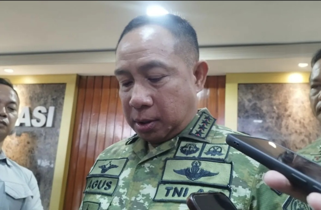 : Panglima TNI Jenderal TNI Agus Subiyanto saat memberi keterangan di kompleks parlemen, Jakarta, Senin (10/8/2026). (ANTARA/Bagus Ahmad Rizaldi)