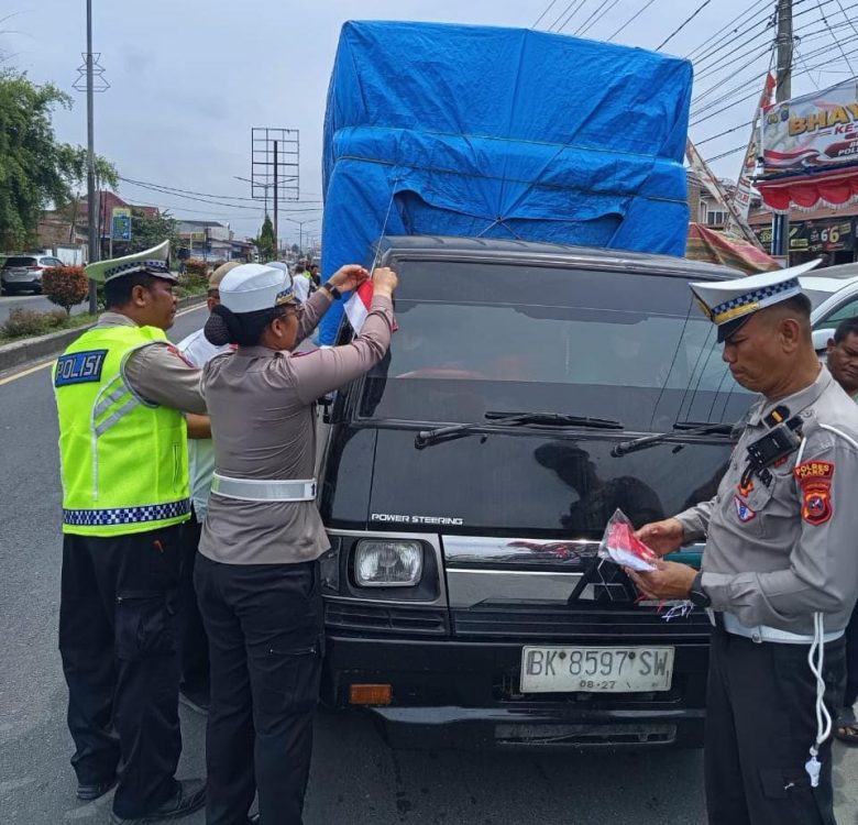 Jelang HUT ke-81 RI, Satlantas Polres Karo Bagikan Bendera Merah putih ke Pengguna Jalan