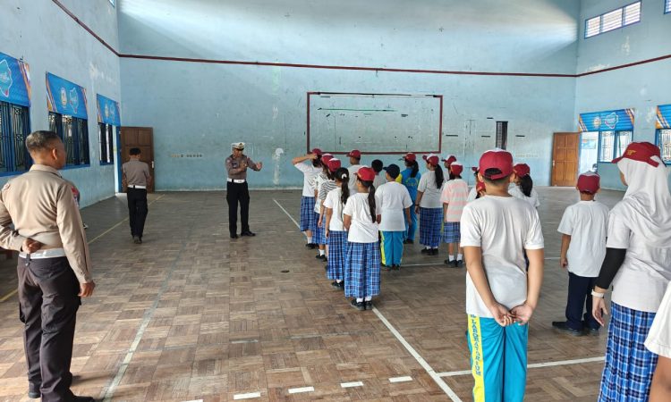 Jelang HUT ke-81 RI, Satlantas Polres Kediri Kota Latih Siswa SD Baris-Berbaris