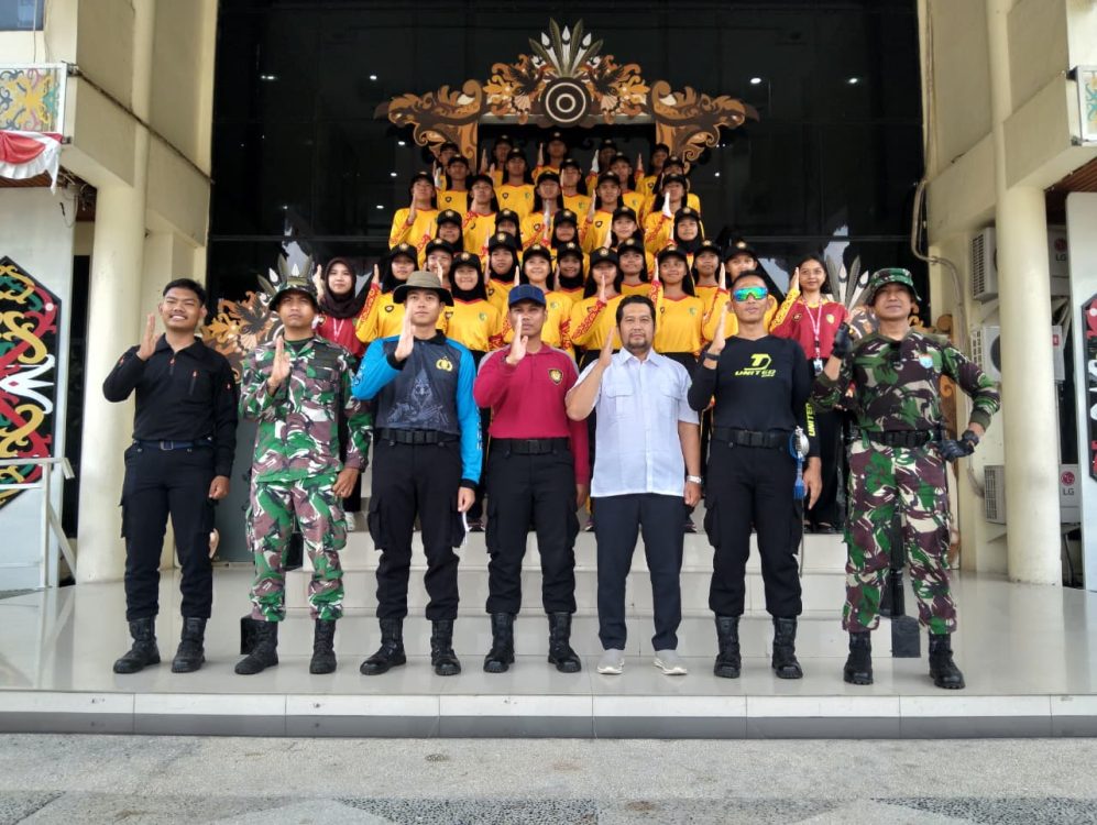 : Pelatih Paskibraka Kota Palangka Raya, Brigpol Satrio Dwi Istanto di lokasi pemusatan latihan Halaman Kantor Wali Kota Palangka Raya, Rabu (12/8/2026).- Foto: Mc.Palangka Raya