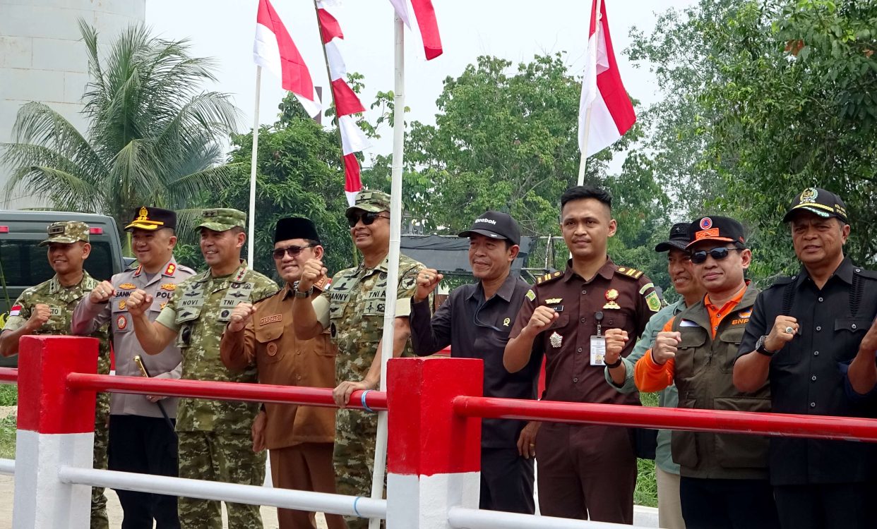 : Wakil Bupati Sambas,. Heroaldi Djuhardi Alwi, (empat, kiri) berharap dengan dibangunnya jembatan Armco di Kartiasa mampu meningkatkan mobilitas masyarakat dari berbagai sektor, dirinya turut berpesan agar jembatan yang sudah dinagun hendaknya dirawat secara bersama-sama seperti dengan memperhatikan tonase saat melewati jembatan tersebut. (foto: MC Sambas)