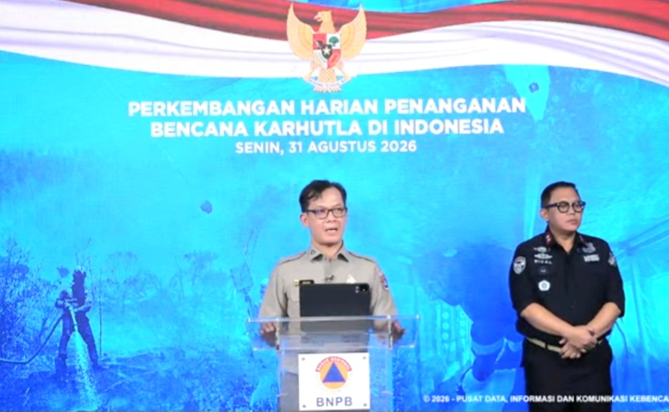 : Plt. Kepala Pusat Data, Informasi, dan Komunikasi Kebencanaan Badan Nasional Penanggulangan Bencana (BNPB) Berton SP Panjaitan saat konferensi pers Update Penanganan Kebakaran Hutan dan Lahan di Indonesia, Senin (31/8/2026)/ (SC Video BNPB).