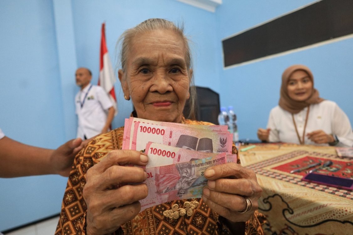 : Seorang lansia memperlihatkan uang tunai saat pencairan Bantuan Langsung Tunai (BLT) Lansia di Kota Kediri, Jawa Timur, Rabu (29/7/2026). Pemerintah Kota Kediri menyalurkan BLT Lansia yang bersumber dari Dana Bagi Hasil Cukai Hasil Tembakau (DBHCHT) 2026 kepada 533 lansia masing-masing sebesar Rp1 juta guna meringankan beban ekonomi warga. (ANTARA FOTO/Prasetia Fauzani/hma)