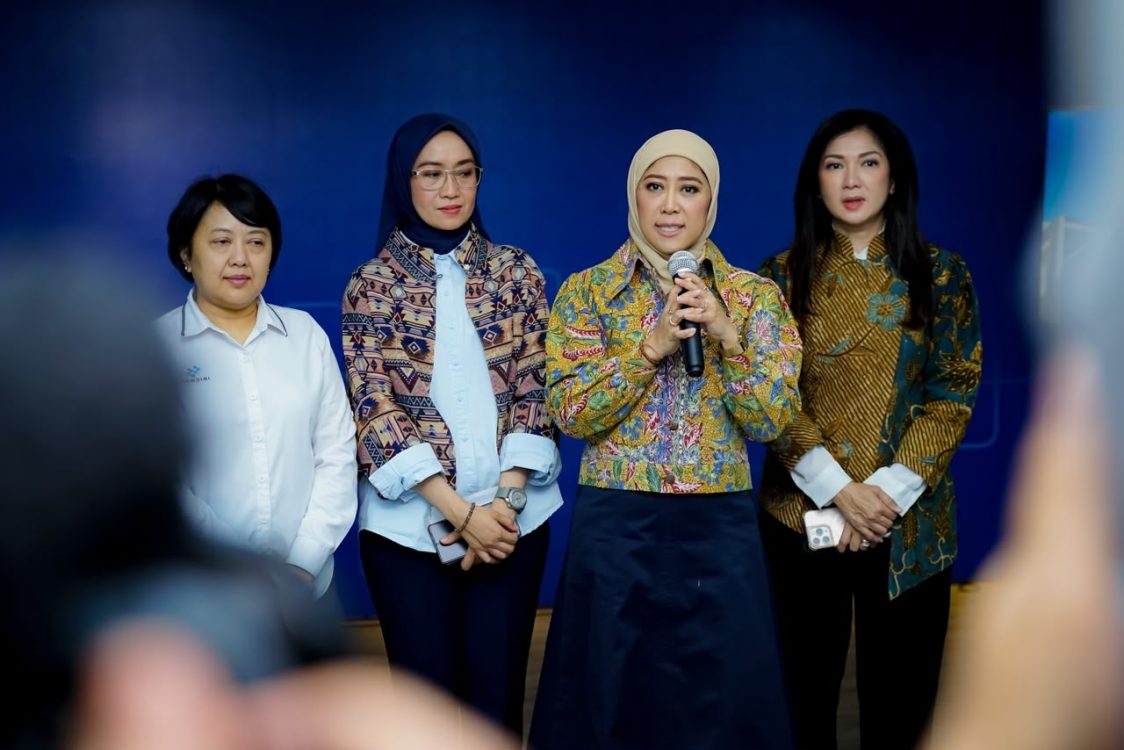 : Menkomdigi Meutya Hafid Didampingi Dirjen KPM Kemkomdigi, Fifi Aleyda Yahya (kanan), Plt Kabiro Humas, Farida Dewi Maharani (dua dari kiri), dan Sekretaris KPI Raden Rhina Anita Martono (kiri) (foto: dok. Kemkomdigi)