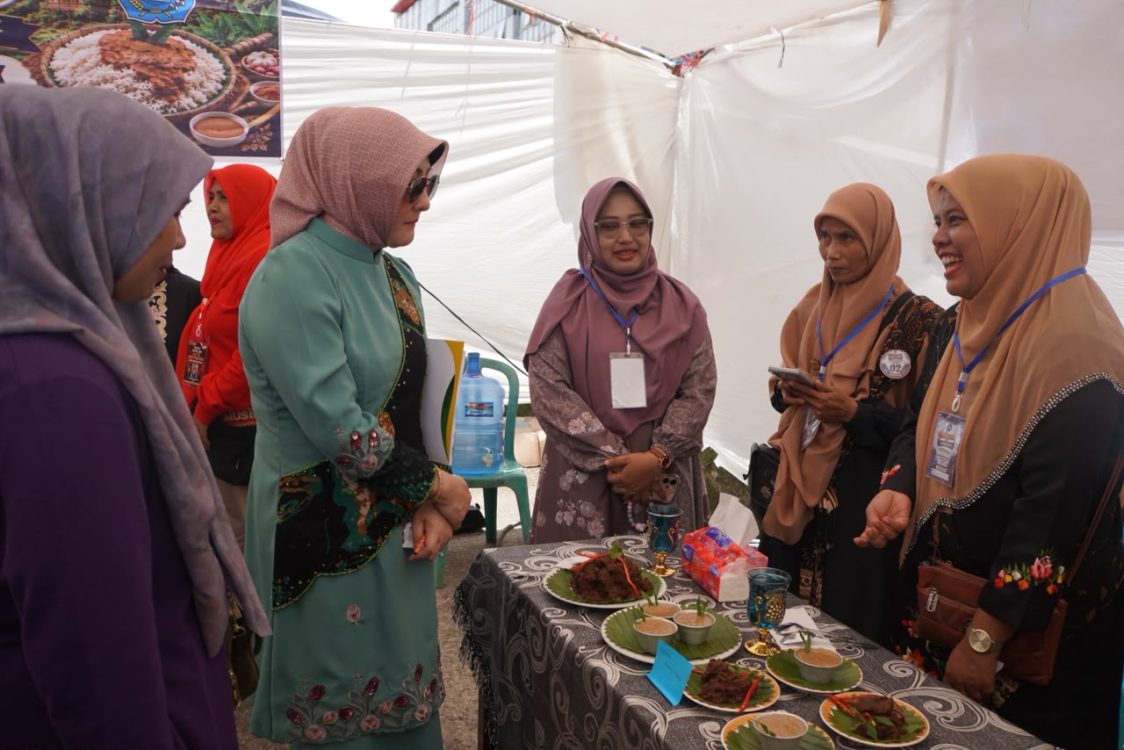 : Gebyar Dasawisma PPB, Delapan Kelurahan Adu Kreasi Olah Rendang. (foto: MC Padang Panjang)