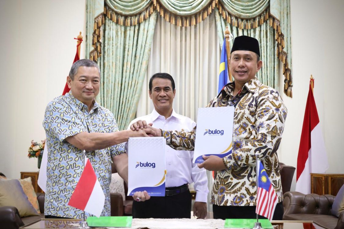 : Menteri Pertanian Republik Indonesia, Andi Amran Sulaiman menyaksikan penandatanganan Nota Kesepahaman (MoU) antara Perum Bulog dengan Padi dan Beras Borneo Sdn. Bhd., perusahaan asal Malaysia, terkait rencana ekspor beras premium komersial dari Indonesia ke Malaysia. (Dok. Kementan)
