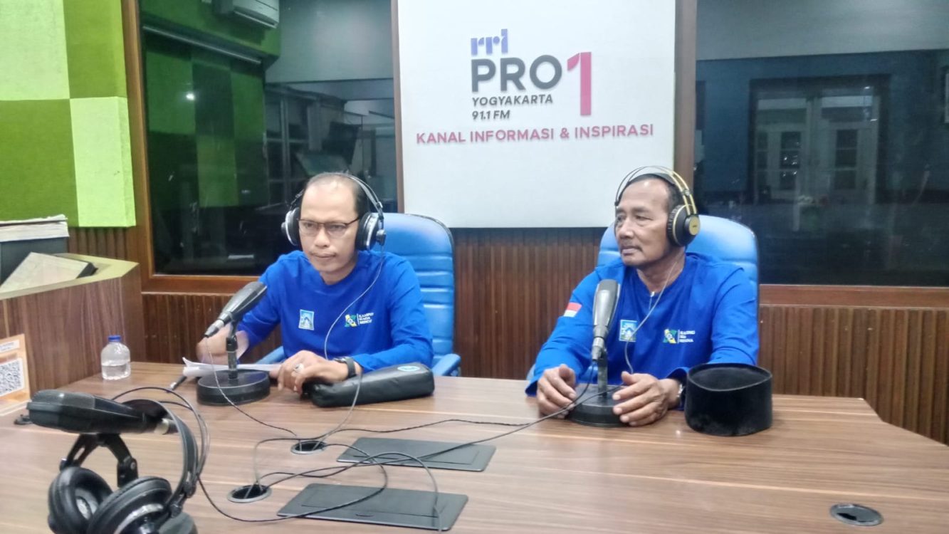 : Peningkatan kapasitas mitigasi dan kesiapsiagaan berbasis komunitas merupakan kunci utama dalam menekan risiko dampak bencana di tingkat lokal. Pemkal Sumbersari sosialisasi KSB Sari Migunani di RRI Pro 1 Yogyakarta, Selasa (18/8/2026).