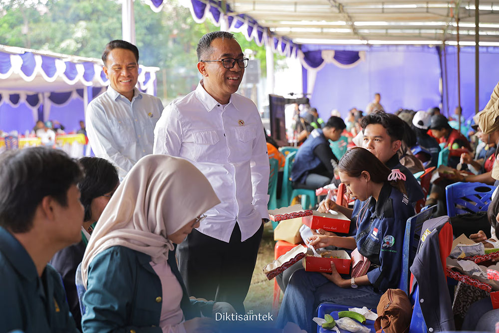 : Menteri Pendidikan Tinggi, Sains, dan Teknologi Brian Yuliarto berdialog dengan sivitas akademika sejumlah perguruan tinggi yang terlibat dalam penanganan bencana di NTT. (Foto: Dok Kemdiktisaintek)