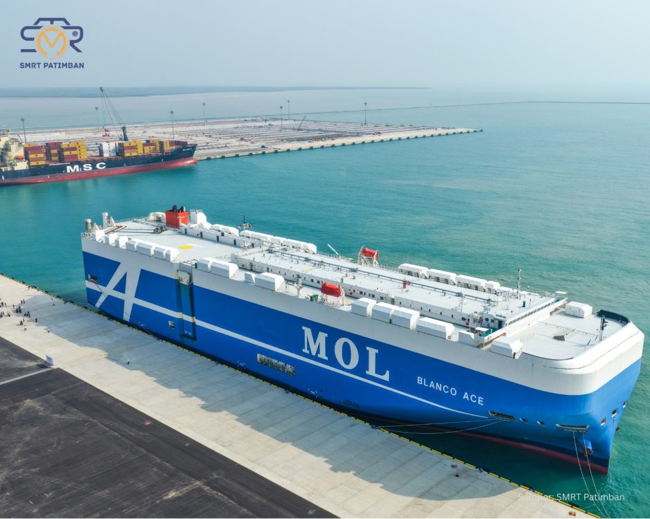 : MV Blanco Ace, kapal Pure Car Carrier dengan panjang hampir 200 meter dan kapasitas hingga 5.906 kendaraan, berhasil melakukan uji sandar di Dermaga Kendaraan Paket 5 Pelabuhan Patimban. Kapal tersebut menjadi kapal kendaraan terbesar yang pernah sandar di Pelabuhan Patimban. (Foto: Humas Kementerian Perhubungan)