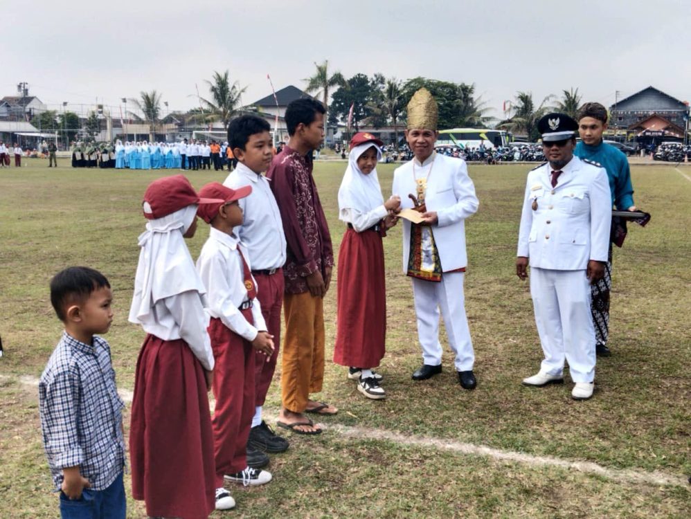 : Perayaan hari kemerdekaan tidak sekadar menjadi ajang seremonial, tetapi juga momentum memperkuat kepedulian nyata bagi sesama. Pemkab Sleman melalui Kapanewon Gamping menyalurkan bansos bagi warga kurang mampu, Senin (17/8/2026).